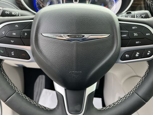 Used 2024 Chrysler Pacifica Limited FWD image 22