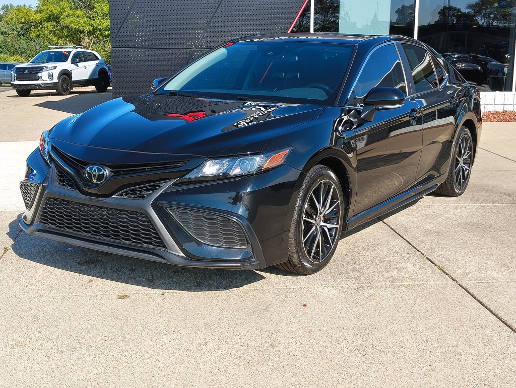 Used 2024 Toyota Camry SE FWD image 1