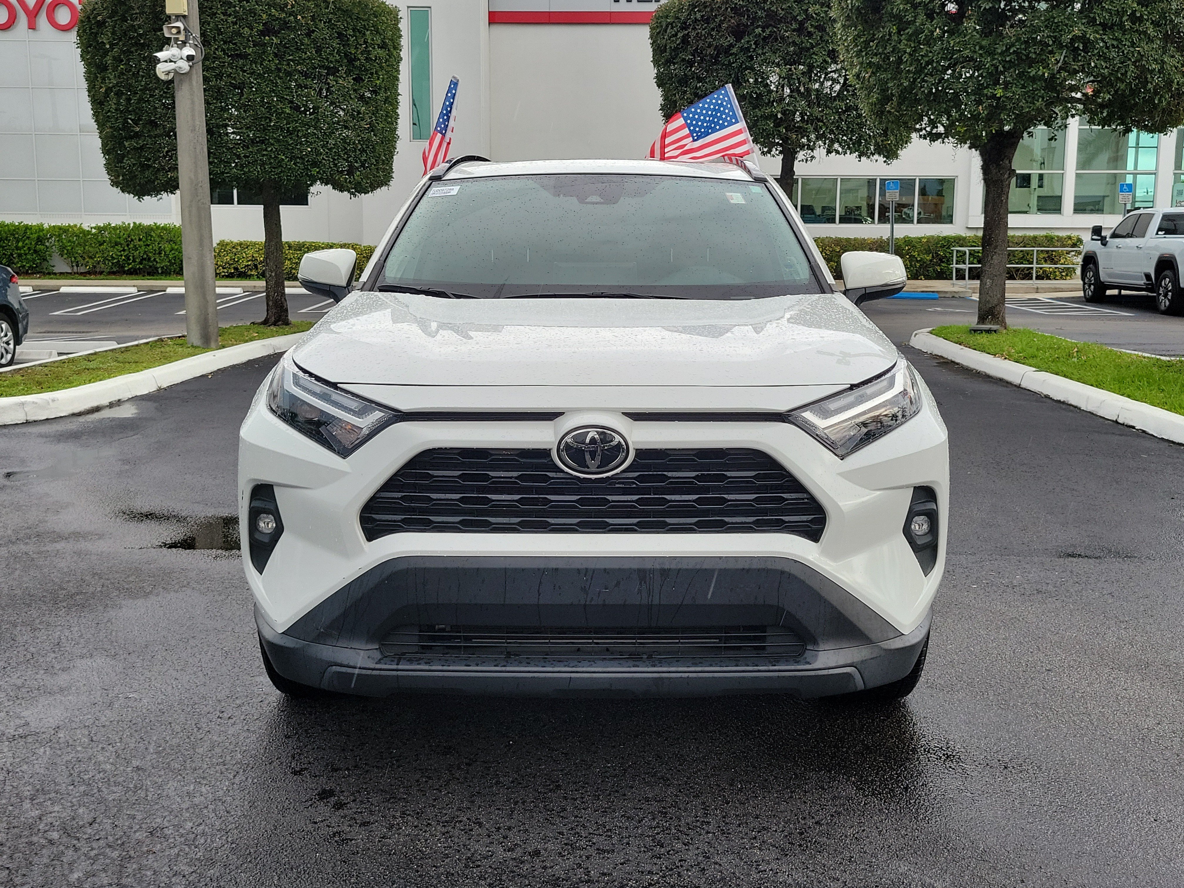Used 2022 Toyota RAV4 XLE Premium FWD image 4