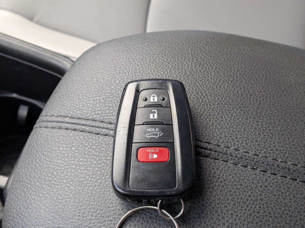 Used 2023 Toyota RAV4 XLE Premium FWD image 31