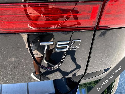 Used 2018 Volvo XC60 T5 Momentum w/ Vision Package AWD/4WD image 8