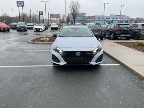 Used 2023 Nissan Altima 2.5 SR w/ SR Premium Package FWD image 2
