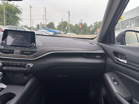 Used 2025 Nissan Altima 2.5 SV FWD image 30