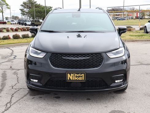 New 2026 Chrysler Pacifica Select image 3