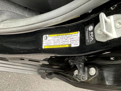 Used 2023 Jeep Grand Cherokee L Limited w/ Black Appearance Package image 20