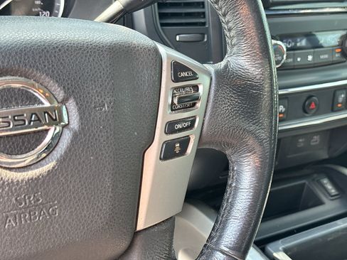 Used 2022 Nissan Titan SV w/ SV Convenience Package RWD image 11