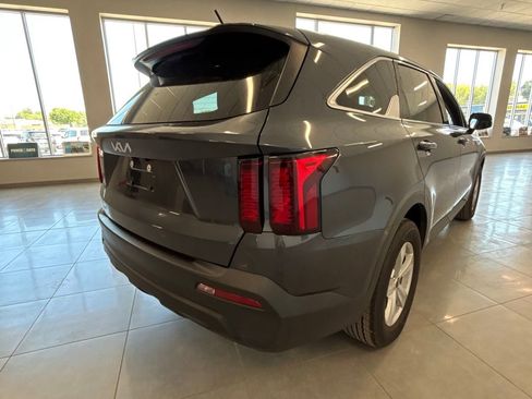 Used 2023 Kia Sorento LX image 4