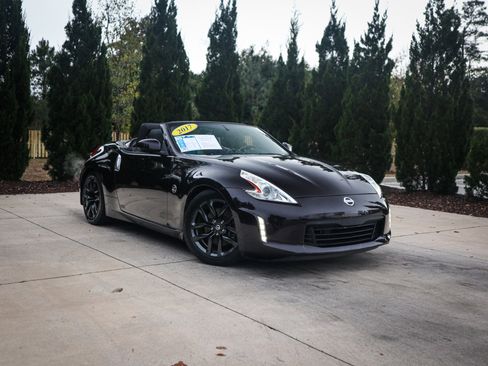 Used 2017 Nissan 370Z Touring image 2
