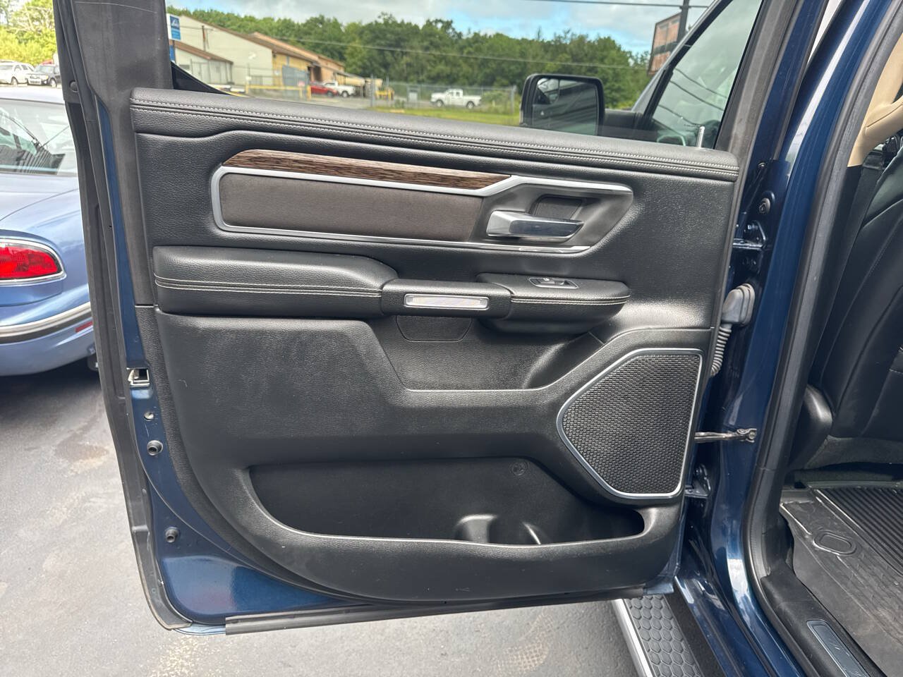 Used 2019 RAM 1500 Laramie AWD/4WD image 18