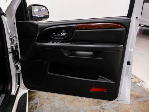 Used 2009 GMC Envoy Denali w/ Sun And 6-Disc Cd Package AWD/4WD image 40