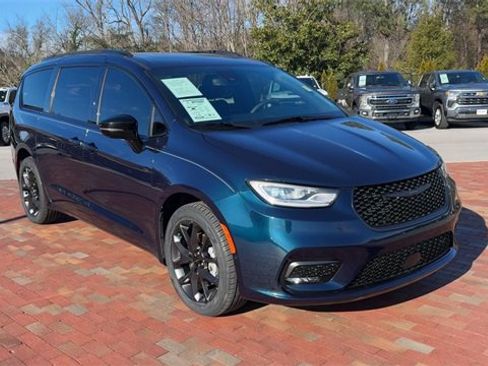 Used 2023 Chrysler Pacifica Limited w/ S Appearance Package image 5