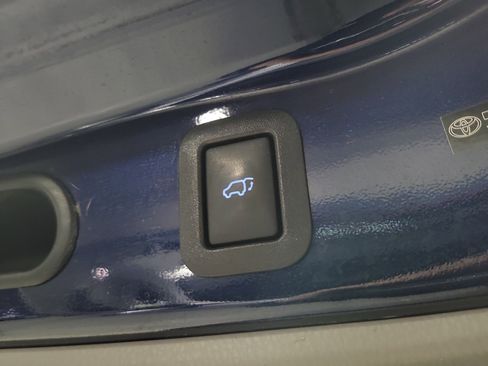 Used 2014 Toyota Highlander XLE image 10