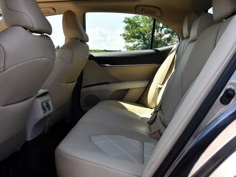 Used 2019 Toyota Camry XLE FWD image 25
