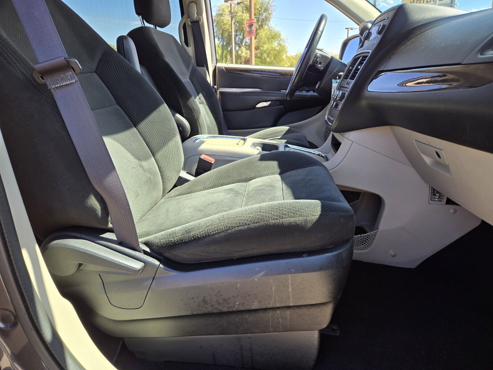 Used 2016 Dodge Grand Caravan SXT w/ UConnect Hands-Free Group FWD image 13