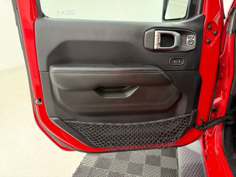 Used 2018 Jeep Wrangler Unlimited Sahara AWD/4WD image 12