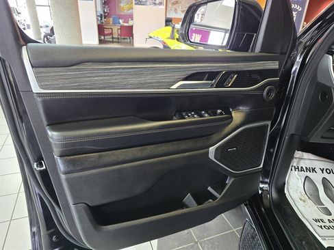 Used 2024 Jeep Wagoneer Series II w/ Flexible Seating Group image 7