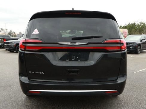 Used 2023 Chrysler Pacifica Touring-L image 7