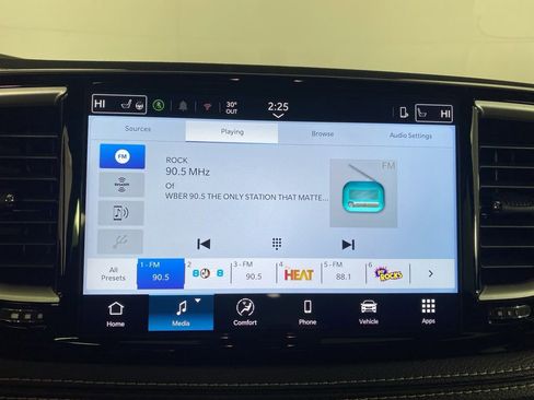 Used 2026 Chrysler Pacifica Select image 3