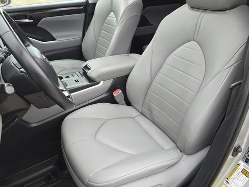 Used 2021 Toyota Highlander XLE FWD image 30