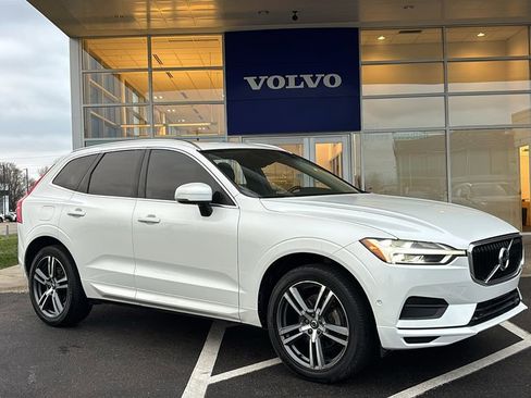 Used 2018 Volvo XC60 T5 Momentum w/ Vision Package image 2