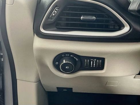Used 2019 Chrysler Pacifica Touring-L FWD image 11