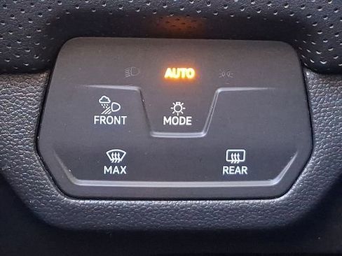 Used 2024 Volkswagen Atlas Cross Sport SE image 23