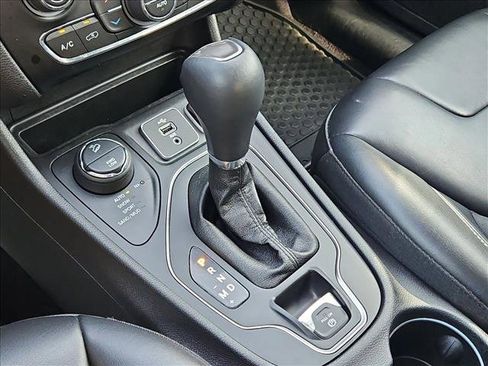 Used 2019 Jeep Cherokee Latitude Plus w/ Comfort/Convenience Group image 12