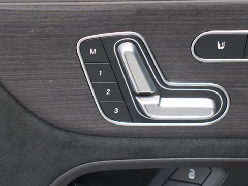 Used 2022 Mercedes-Benz GLB 250 4MATIC image 11