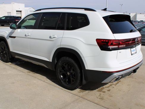 Used 2025 Volkswagen Atlas Peak Edition SE image 4