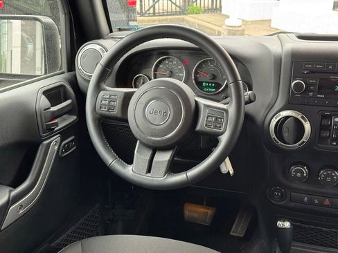 Used 2017 Jeep Wrangler Unlimited Sahara w/ Connectivity Group AWD/4WD image 37