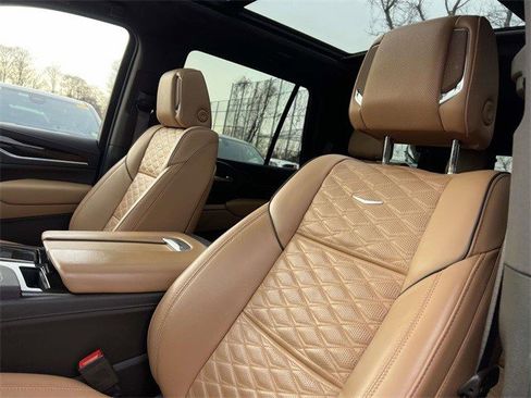 Certified 2022 Cadillac Escalade Premium Luxury image 17