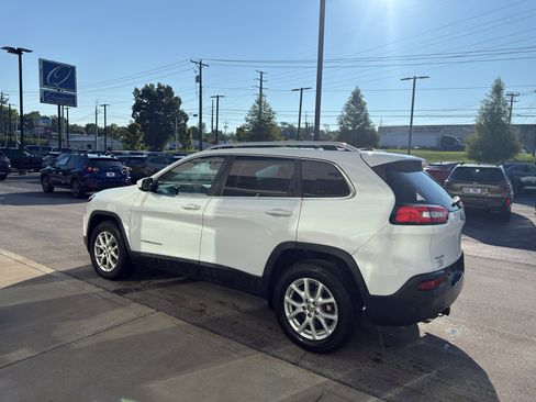 Used 2016 Jeep Cherokee Latitude w/ Cold Weather Group AWD/4WD image 5