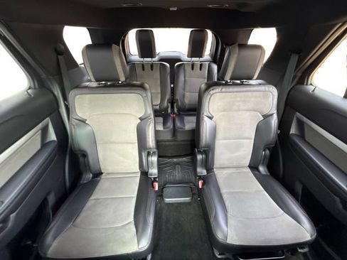 Used 2017 Ford Explorer XLT w/ Equipment Group 202A AWD/4WD image 16