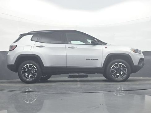 Used 2025 Jeep Compass Trailhawk AWD/4WD image 34