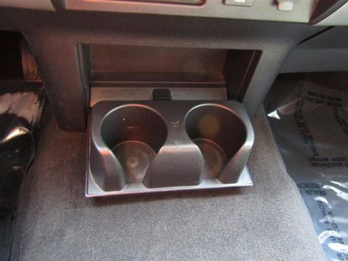 Used 2018 Nissan Titan SV image 18