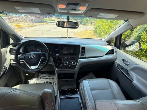 Used 2015 Toyota Sienna LE FWD image 17
