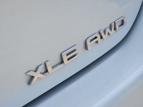 Used 2024 Toyota Highlander XLE image 7