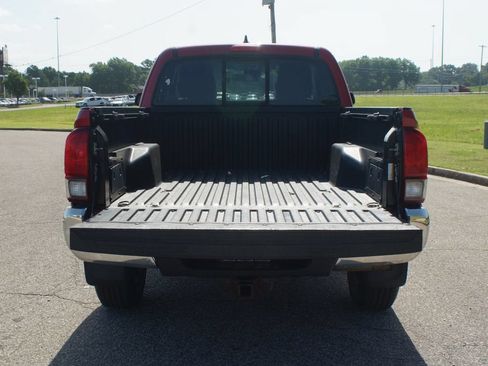 Used 2018 Toyota Tacoma SR5 AWD/4WD image 15