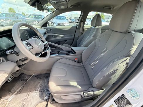 Used 2025 Hyundai Elantra Sport image 5