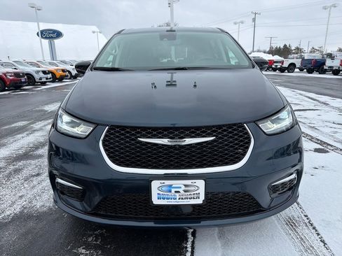 Used 2024 Chrysler Pacifica Touring-L image 8