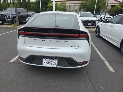 Used 2025 Toyota Prius LE FWD image 6