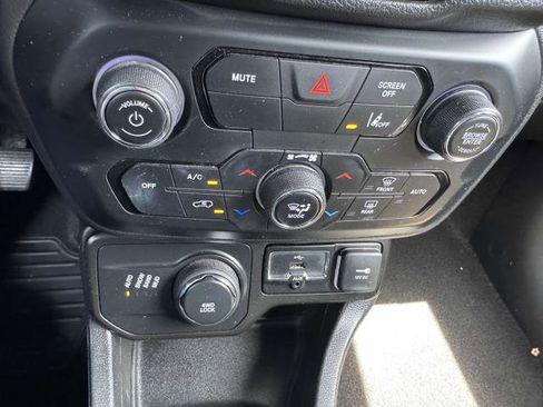 Used 2021 Jeep Renegade Latitude image 11