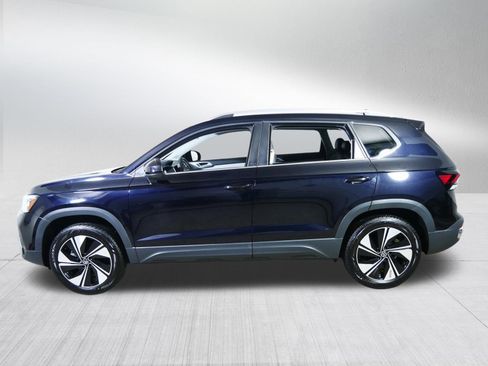 Used 2025 Volkswagen Taos SE w/ Panoramic Sunroof Package image 4