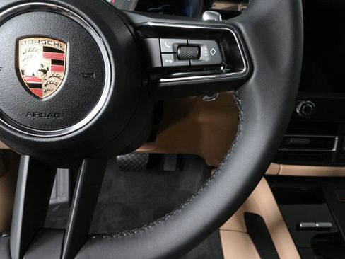 Certified 2025 Porsche Macan image 11