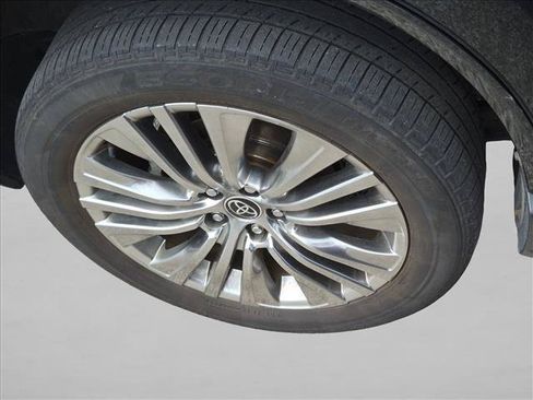 Used 2023 Toyota Venza XLE AWD/4WD image 8