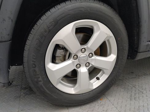 Used 2018 Jeep Compass Latitude FWD image 31