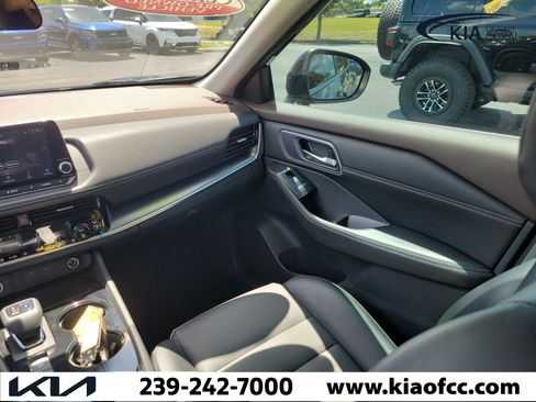 Used 2021 Nissan Rogue SV w/ Premium Package FWD image 18