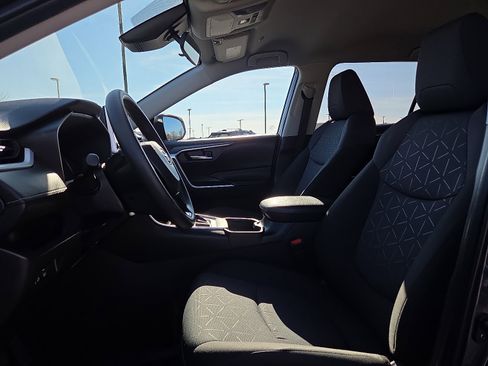Used 2025 Toyota RAV4 XLE image 15