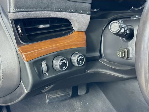 Used 2019 Cadillac Escalade Premium Luxury image 11