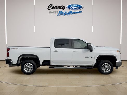 Used 2024 Chevrolet Silverado 2500 LT image 24